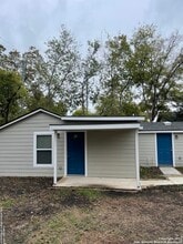 1815 Santa Barbara St in San Antonio, TX - Building Photo - Building Photo