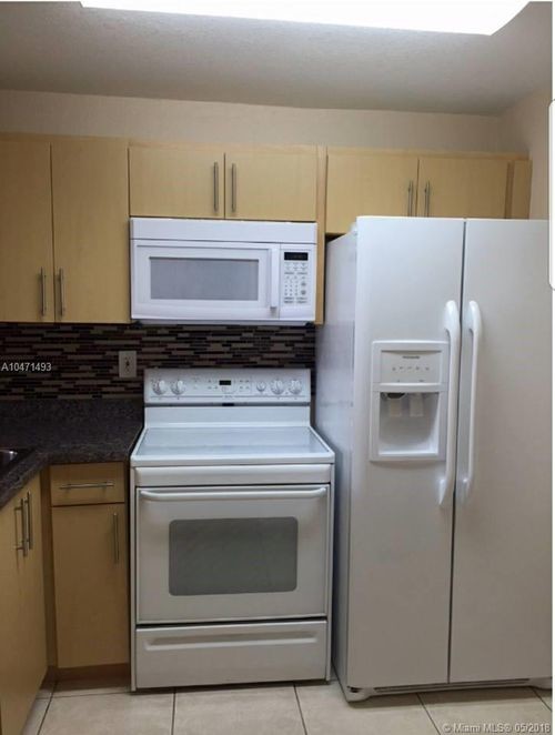 9320 Fontainebleau Blvd-Unit -607 in Miami, FL - Building Photo - Building Photo
