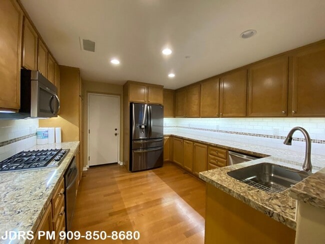121 Roadrunner in Irvine, CA - Building Photo - Building Photo