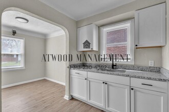 This beautifully updated 2-bedroom, 1-bath single-family home is ready for move-in! in Detroit, MI - Foto de edificio - Building Photo