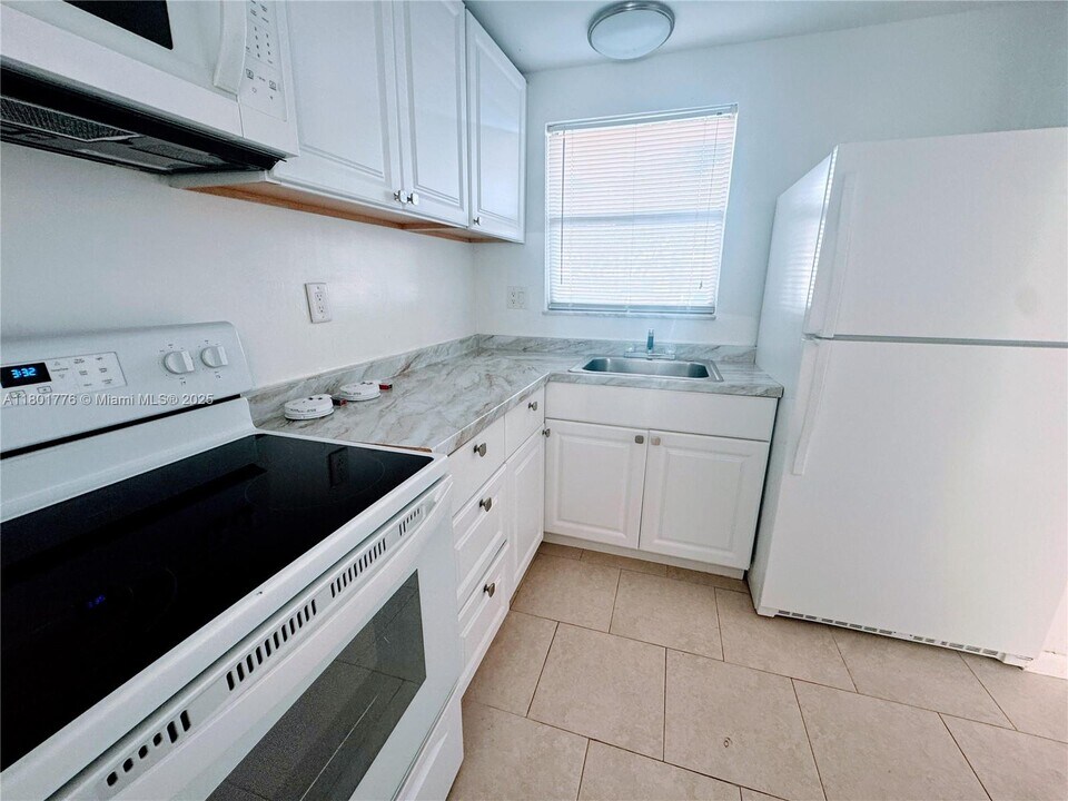 8435 Sunrise Lakes Blvd in Sunrise, FL - Building Photo