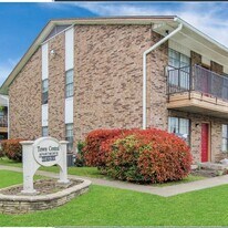 104 S 11th St in Garland, TX - Building Photo