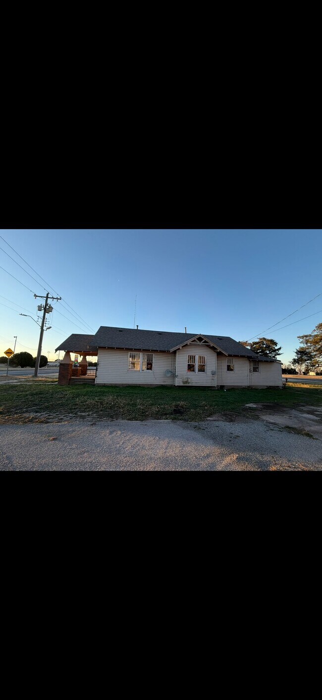 property at 715 Comanche St