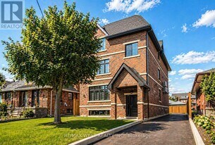 112 Algoma St in Toronto, ON - Building Photo