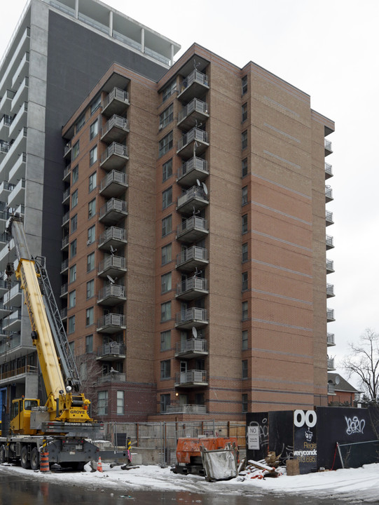 May Nickson Place in Ottawa, ON - Building Photo