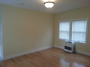 30 Winter St, Unit 2 in Topsham, ME - Foto de edificio - Building Photo