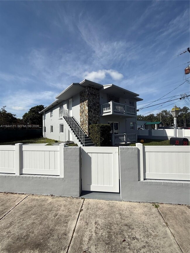 22 SW 55th Avenue Rd in Coral Gables, FL - Foto de edificio - Building Photo