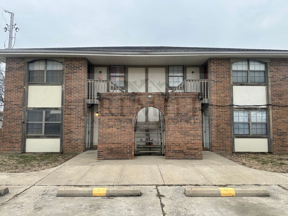 305 N 3rd St in Odessa, MO - Building Photo