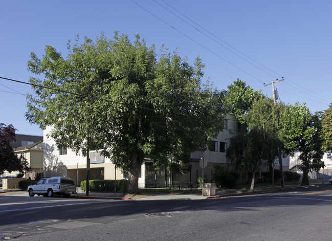 380 E San Salvador St in San Jose, CA - Foto de edificio - Building Photo