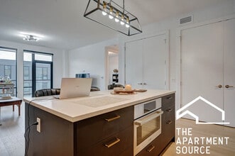 1701 W Webster Ave, Unit 712 in Chicago, IL - Building Photo - Building Photo