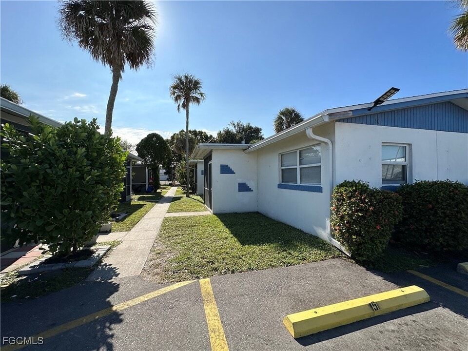 40 Willis Rd in North Fort Myers, FL - Building Photo