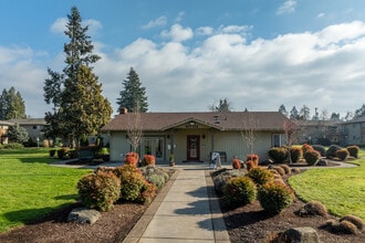 Gateway Village in Springfield, OR - Foto de edificio - Building Photo