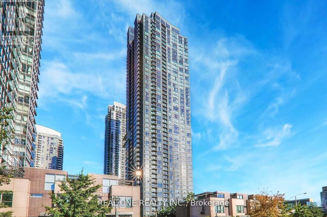 11-611 Brunel Ct in Toronto, ON - Building Photo