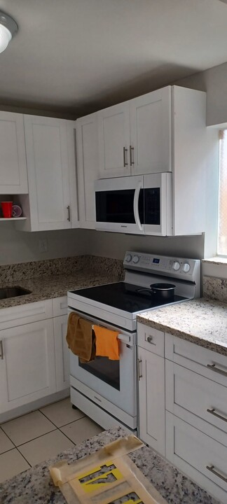 9150 Fontainebleau Blvd in Miami, FL - Building Photo