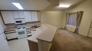 562 NE Negus Loop in Redmond, OR - Building Photo - Building Photo
