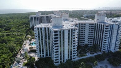 1121 Crandon Blvd in Key Biscayne, FL - Building Photo - Building Photo