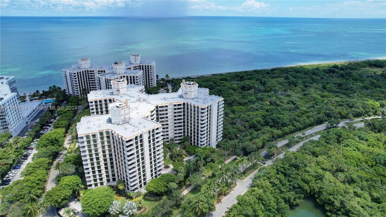 1111 Crandon Blvd in Key Biscayne, FL - Building Photo