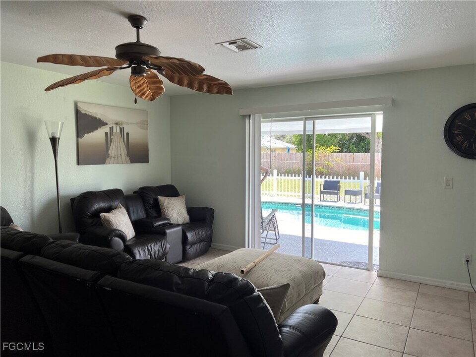 1333 SE 8th Ave in Cape Coral, FL - Building Photo