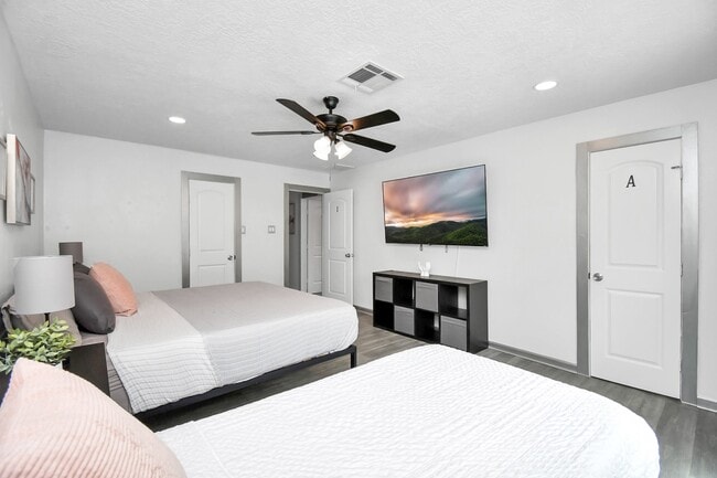 property at 15711 Creekhaven Dr