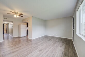 10742 Tropic Dr in St. Ann, MO - Building Photo - Building Photo