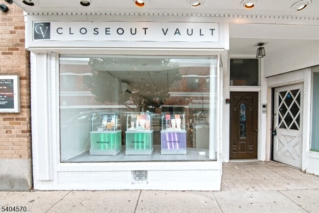 property at 220 E Broad St