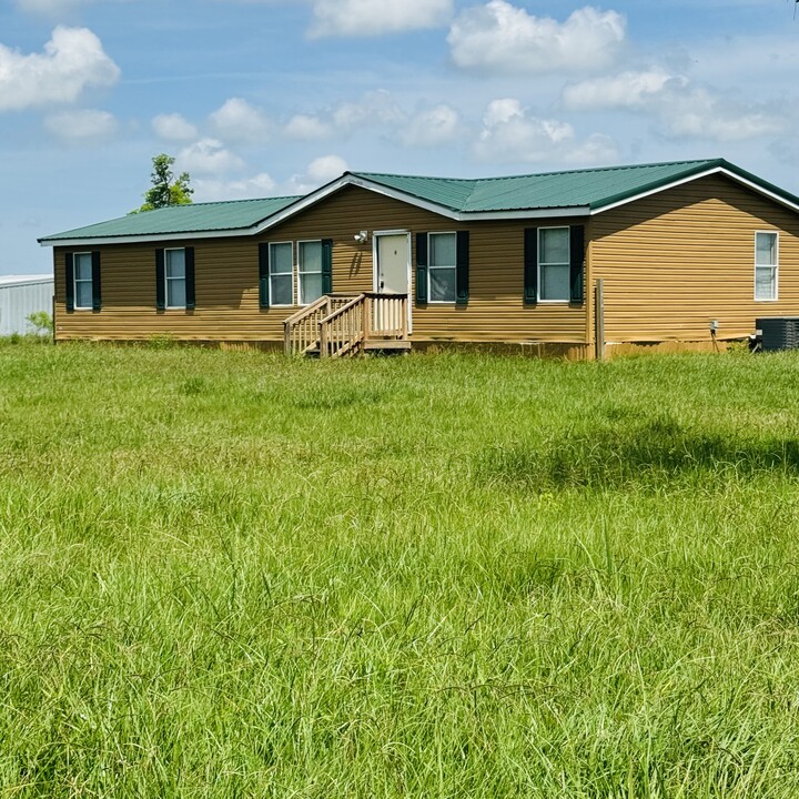 14080 Shellhammer Rd in Winnie, TX - Building Photo