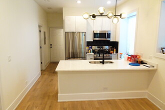 2553 W Hirsch St, Unit 1 in Chicago, IL - Foto de edificio - Building Photo