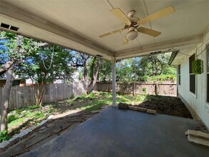 8228 Luling Ln in Austin, TX - Building Photo - Building Photo