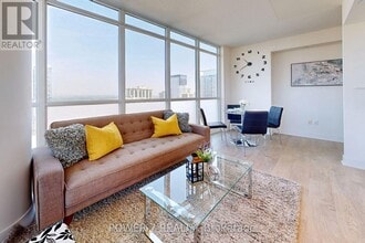 30 Roehampton Ave in Toronto, ON - Building Photo - Building Photo