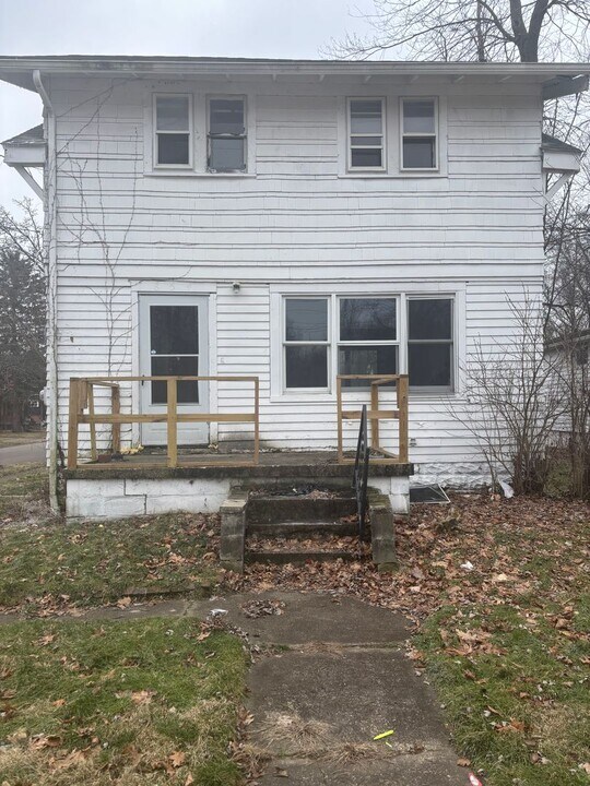 854 Lovers Ln in Akron, OH - Building Photo