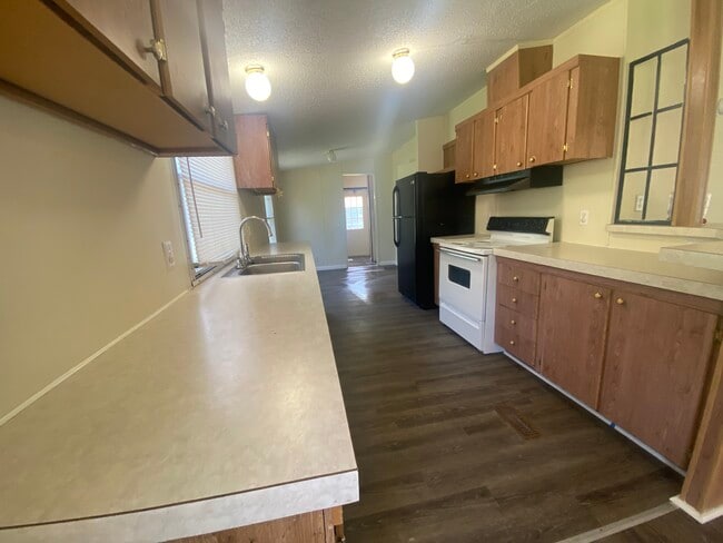 225 County Road 328 S in Cleveland, TX - Foto de edificio - Building Photo