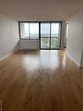 1 Bay Club Dr in Queens, NY - Building Photo - Building Photo