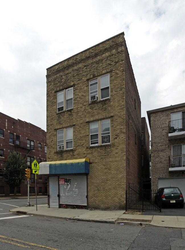 126 Custer Ave in Newark, NJ - Foto de edificio - Building Photo