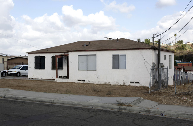 5266-5274 Naranja St in San Diego, CA - Foto de edificio - Building Photo