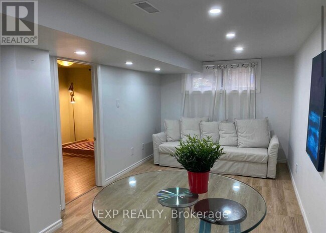 98 Avondale Ave in Toronto, ON - Building Photo - Building Photo