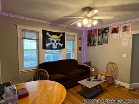 29 Chetwynd Rd in Somerville, MA - Building Photo