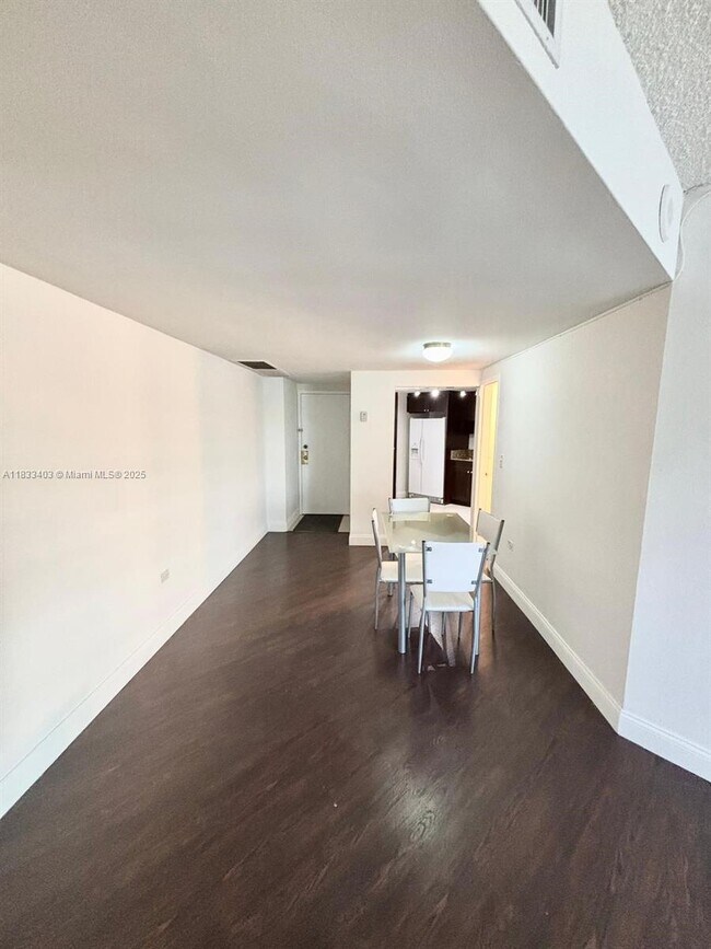 801 Brickell Bay Dr in Miami, FL - Building Photo - Building Photo