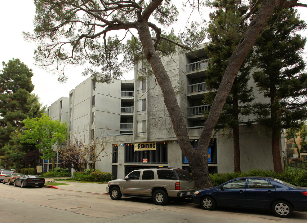 655 Kelton Ave in Los Angeles, CA - Building Photo