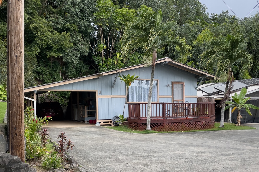 Soho's Bluff in Kaneohe, HI - Building Photo