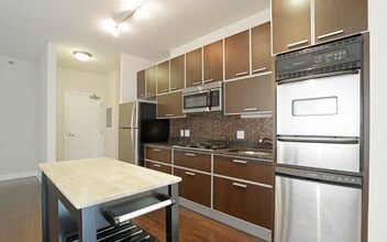 648 W Wayman St in Chicago, IL - Building Photo - Building Photo