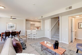 River Ranch Townhomes & Apartments in Santa Clarita, CA - Building Photo - Building Photo