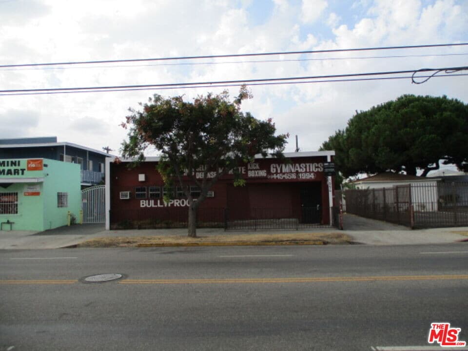 1996 W Jefferson Blvd in Los Angeles, CA - Foto de edificio