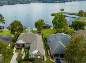9698 E Shore Dr in Willis, TX - Building Photo