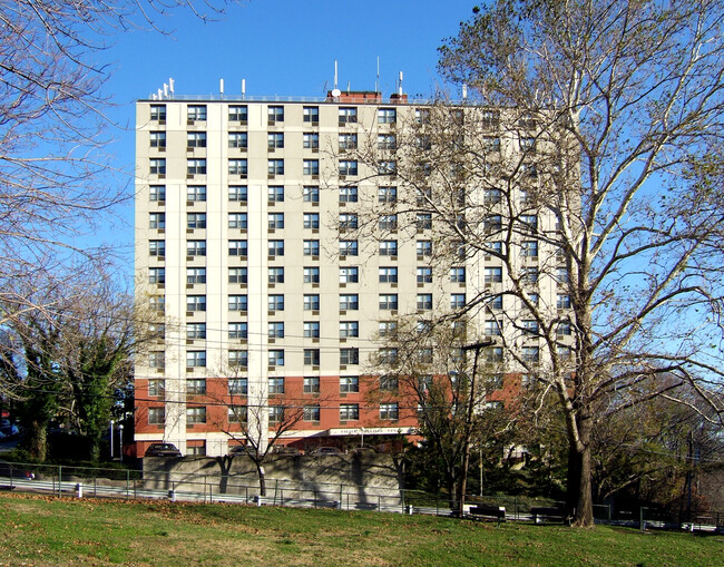 Finian Sullivan Tower in Yonkers, NY - Foto de edificio - Building Photo