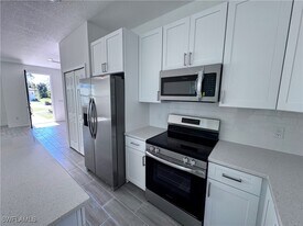 211 Australian Dr in Rotonda West, FL - Building Photo