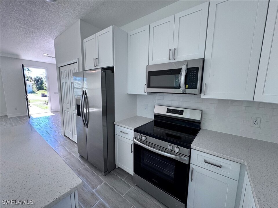 211 Australian Dr in Rotonda West, FL - Building Photo