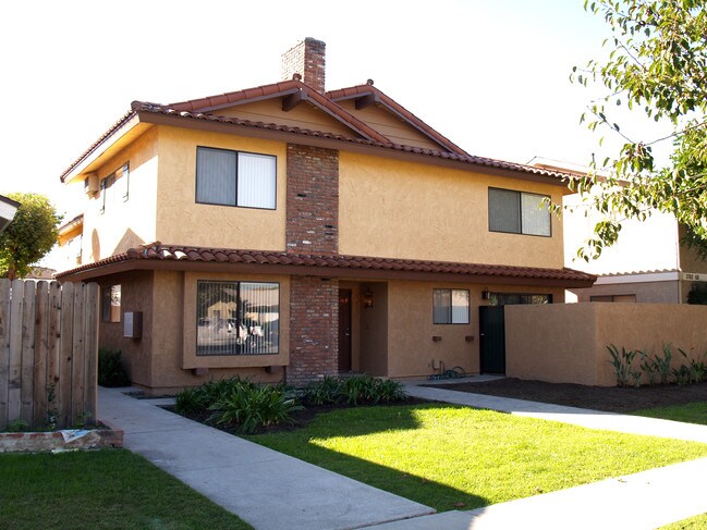 3772 Howard Ave in Los Alamitos, CA - Foto de edificio - Building Photo