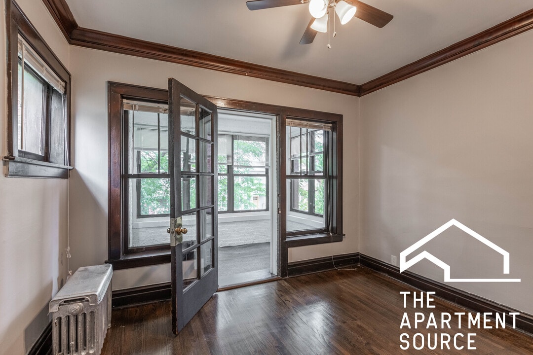 3823 N Drake Ave, Unit 2 in Chicago, IL - Building Photo