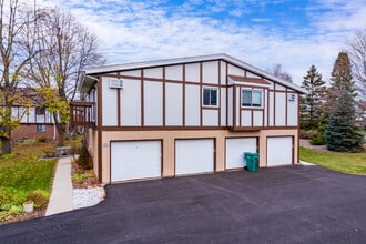 Canterbury Court Apartments in Cedarburg, WI - Building Photo - Building Photo