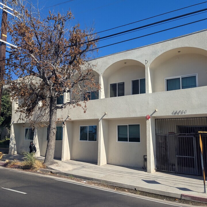 14411 Vanowen St. in Van Nuys, CA - Foto de edificio